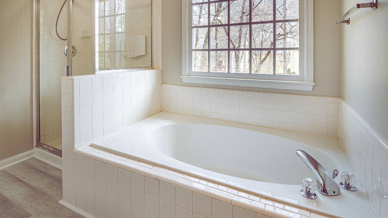 Bathtub Materials Comparison 2025 - Acrylic Fiberglass and Cast Iron - American Bath and Shower