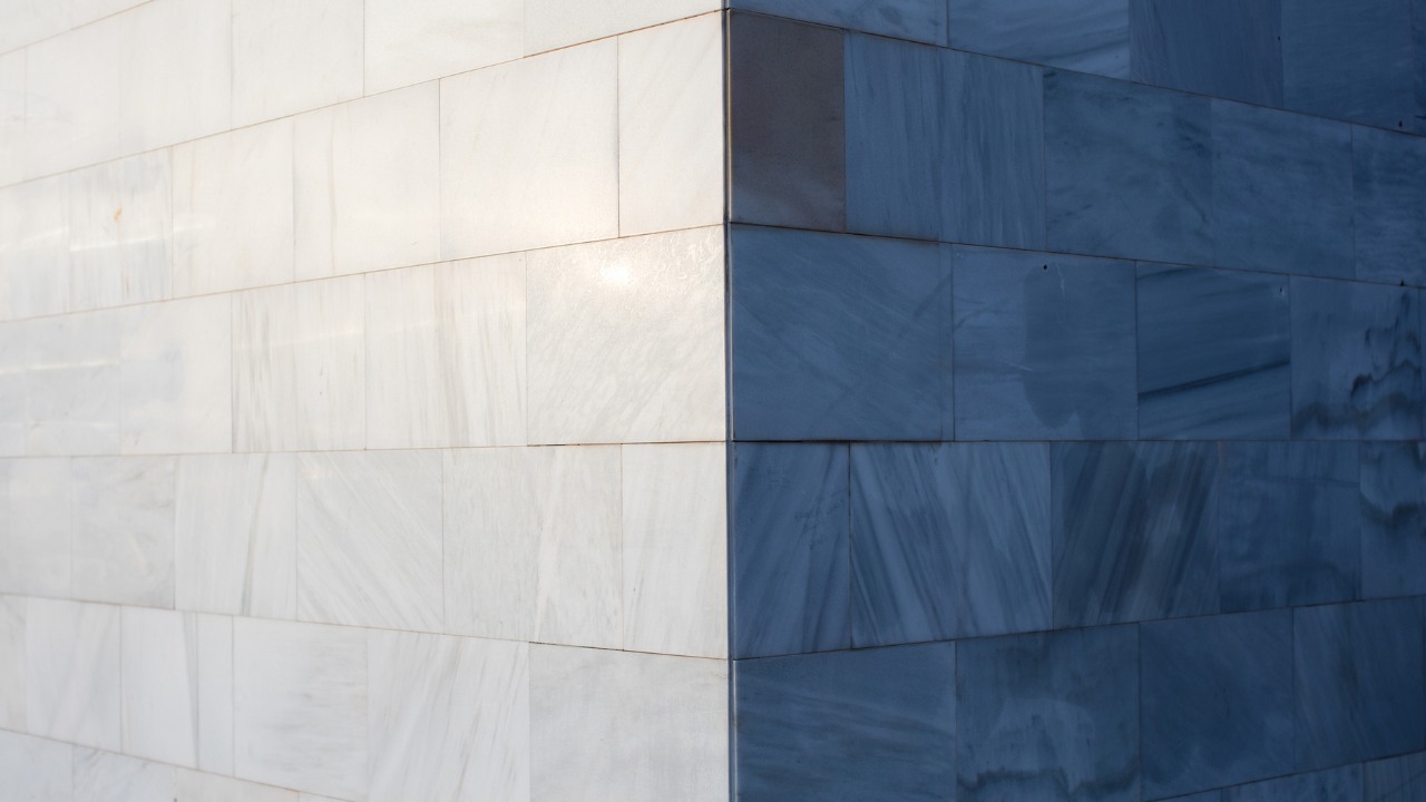 Solid Surface Walls vs. Acrylic Surrounds What Homeowners Should Know